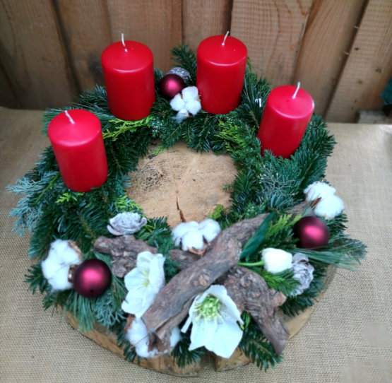 Adventskranz mit Christrosendeko