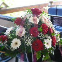 Blumendeko für Hochzeitskutsche