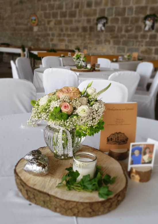 Tischdeko für Hochzeit im Landhausstil